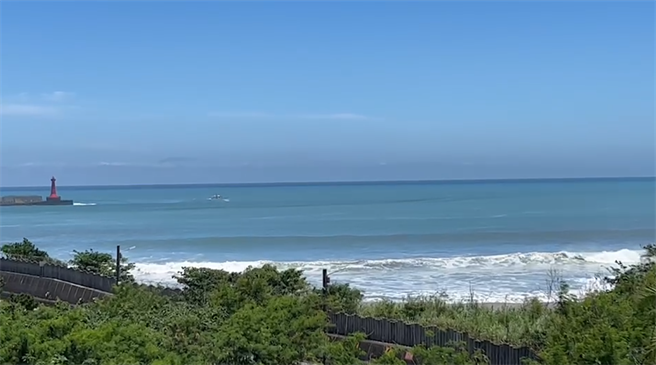 强颱「玛娃」逐渐逼近，东部沿海陆续出现长浪，花莲加湾海滩外海今中午传有学童溺水。图为花莲港外海风浪。（罗亦晽摄）
