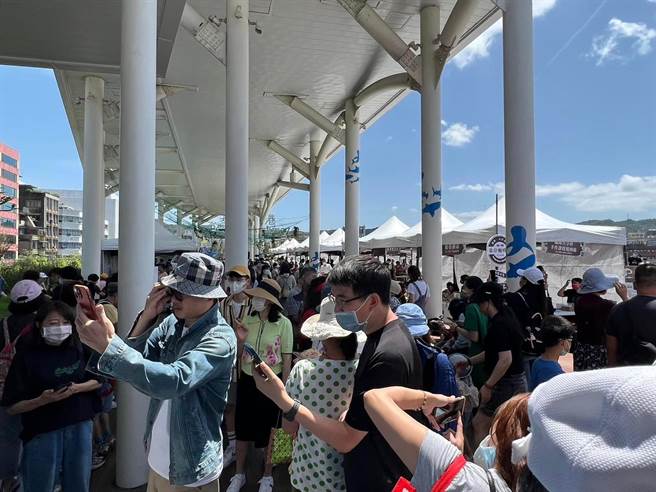 基隆市政府产发处举办咖啡市集，吸引不少民眾参与，却也导致市区27日下午出现大塞车。（基隆市政府提供／张志康基隆传真）