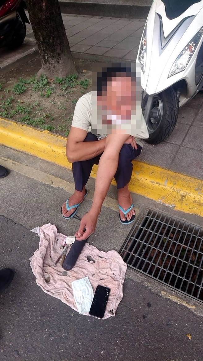 黄姓街友辩称iPhone手机是在路上捡到，因心情不好忘记交给派出所。（翻摄画面）