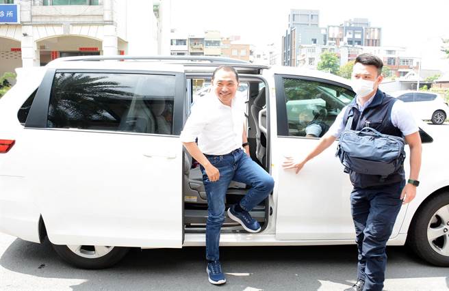 国民党总统参选人侯友宜南下屏东拜会屏东县议长周典论，倾听地方声音。(林和生摄)