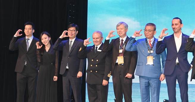 高雄市长陈其迈（左三）、高雄市议员白乔茵（左二）等人出席迎接歌诗达邮轮莎伦娜号记者会，眾人摆出可爱模样拍照。（林瑞益摄）