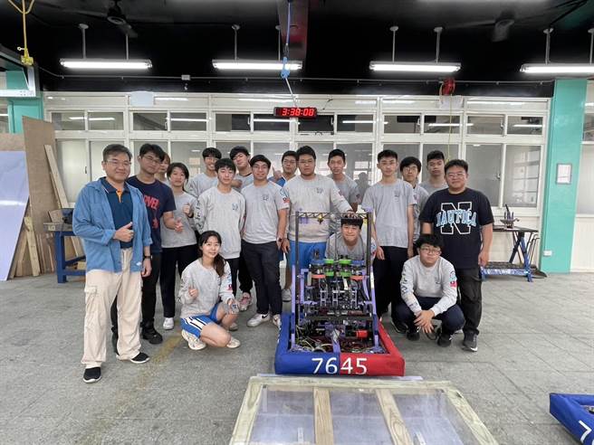 台北市南港高工学生今年参加FRC机器人竞赛（FIRST Robotics Competition），顺利成为美国亚歷桑纳州东、西区联赛前4强。（蔡佩珈摄）