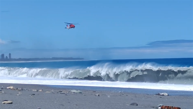 强颱「玛娃」逐渐逼近，东部沿海陆续出现长浪，花莲加湾海滩外海今中午传有2名学童溺水。（民眾提供／罗亦晽花莲传真）
