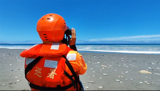 强颱「玛娃」逐渐逼近，东部沿海陆续出现长浪，花莲加湾海滩外海今中午传有2名学童溺水。（民眾提供／罗亦晽花莲传真）
