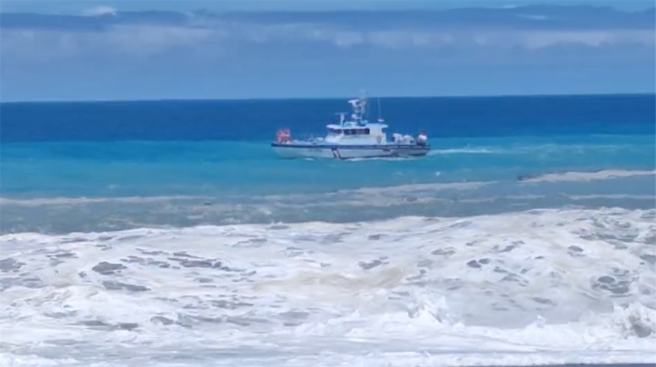 强颱「玛娃」逐渐逼近，东部沿海陆续出现长浪，花莲加湾海滩外海今中午传有2名学童溺水。（民眾提供／罗亦晽花莲传真）
