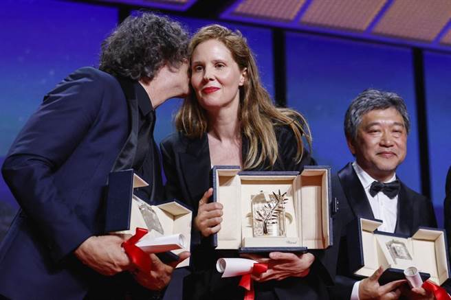 法国女导演贾丝汀楚德凭《一场坠楼的剖析》拿下最高荣誉金棕榈奖，成历史第三位女性获得此奖。（路透社）