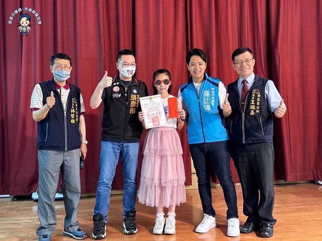 国民党台中市议员罗廷玮（右2）受邀为千羽家慈善会奖助学金颁奖，他也加码小礼物，鼓励莘莘学子。（图／翻摄自罗廷玮脸书）