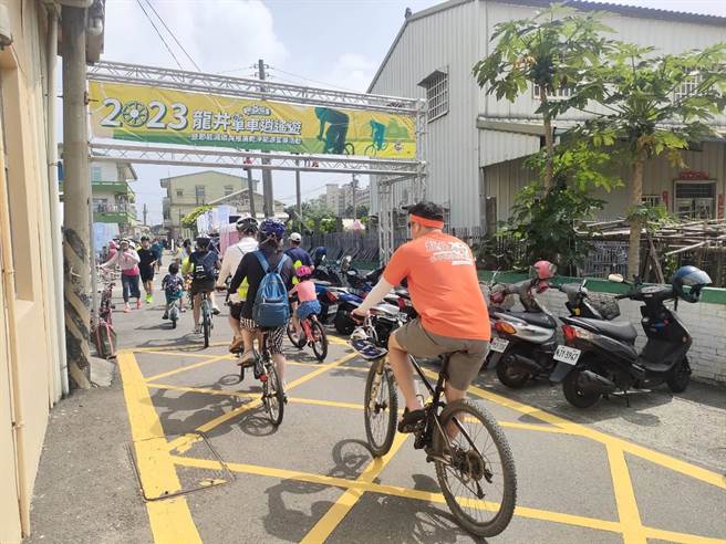 台中市龙井区体育会结合龙井在地特色景点规画「2023第8届龙井单车逍遥游」，28日吸引上百名脚踏车友、亲子同行。（潘虹恩摄）