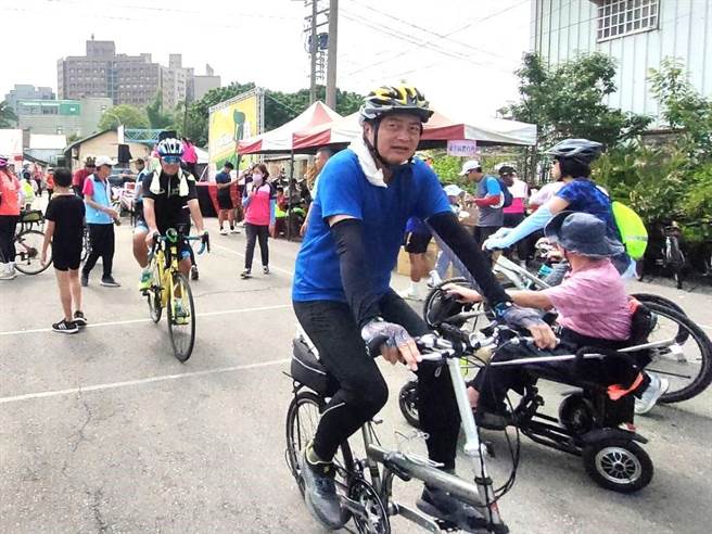 台中市龙井区体育会结合龙井在地特色景点规画「2023第8届龙井单车逍遥游」，28日吸引上百名脚踏车友、亲子同行。（潘虹恩摄）