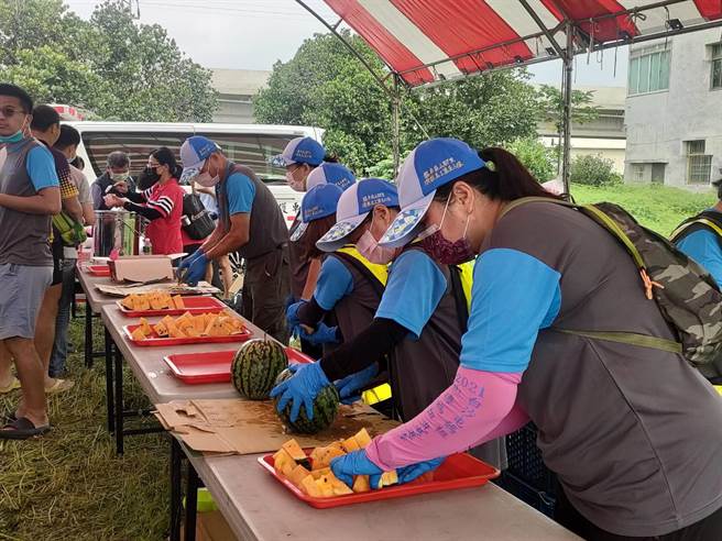 「2023第8届龙井单车逍遥游」28日在龙井举办，林家古厝会场也设置点心站，提供饮品、西瓜等补给物。（潘虹恩摄）