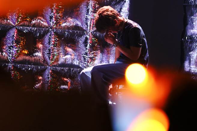 鼓鼓演唱到写给妈妈和歌迷的〈说一声晚安〉时，一度哽咽拭泪。（相信音乐提供）