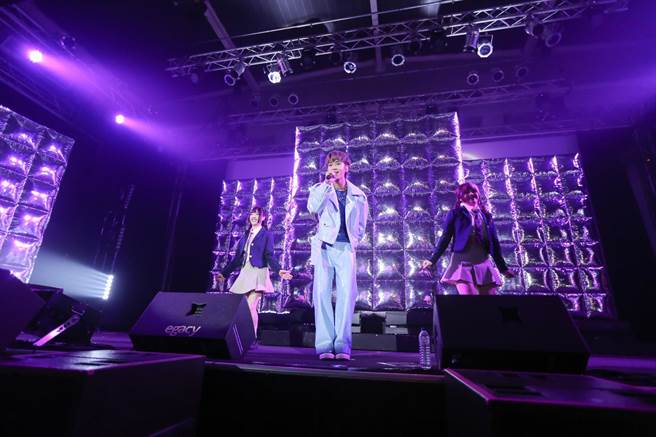 鼓鼓演唱〈他一定喜欢你〉时，2名女舞者穿着与MV一样的学生制服。（相信音乐提供）