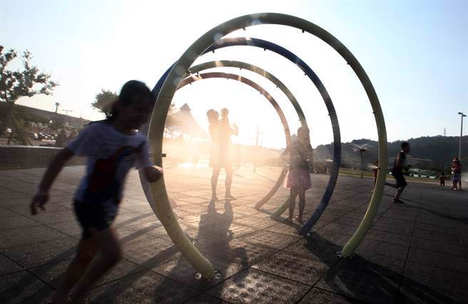 一名家长表示女儿就读公立国小，暑假期间有举办国外暑假旅游，10至12天费用8万1千元，非常惊讶才小学就出国。（小朋友示意图，资料照）