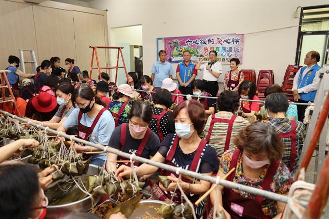 新社社区爱心粽活动开办至今已20多年，受到疫情影响而停办了3年，今年重新启动。（邱立雅摄）