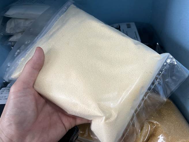 净水设备专家指出，滴妹「再睡5分钟 NAP TEA」高雄店并非使用正确的RO逆渗透系统，「无纳离子树脂滤芯」（图中乳白色颗粒物）只用于软水系统，过滤寿命逾500公升后便失去效力。（袁庭尧摄）