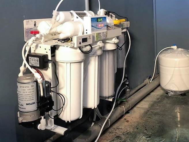 具「水质混合」功能的RO逆渗透系统，可选择性的保留自来水中的钙、镁离子，将水质控制在30至80PPM左右，可强化茶饮、精品咖啡的风味。（水易购净水一心店提供／袁庭尧高雄传真）