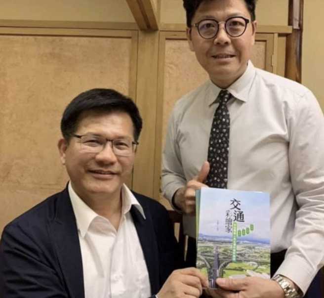 民眾党立委陈琬惠28日在脸书爆料，贴出总统府秘书长林佳龙（左）与im.B诈骗案主嫌曾国纬（右，原名曾耀锋）的合照。（图／翻摄自陈琬惠脸书）