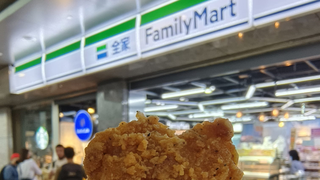 台湾全家卖的黄金腿排味道跟在日本吃的味道一模一样。（图／翻摄自林氏璧脸书粉专）