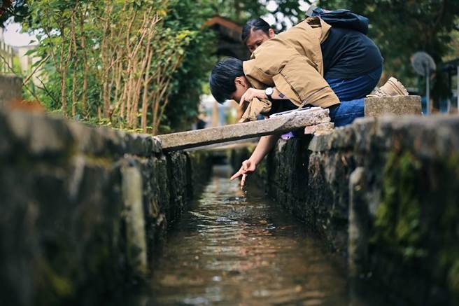 南埔社区石爷祭上演漫游剧场，带观眾走踏水圳。（南埔社区发展协会提供／邱立雅竹县传真）