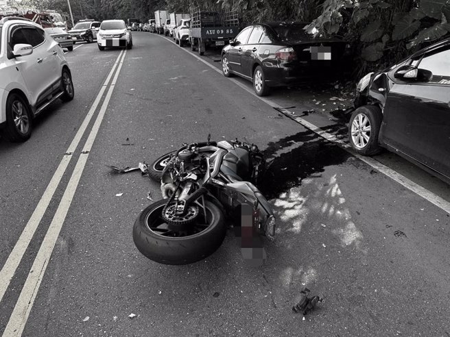 重机骑士重伤送医急救。（民眾提供）