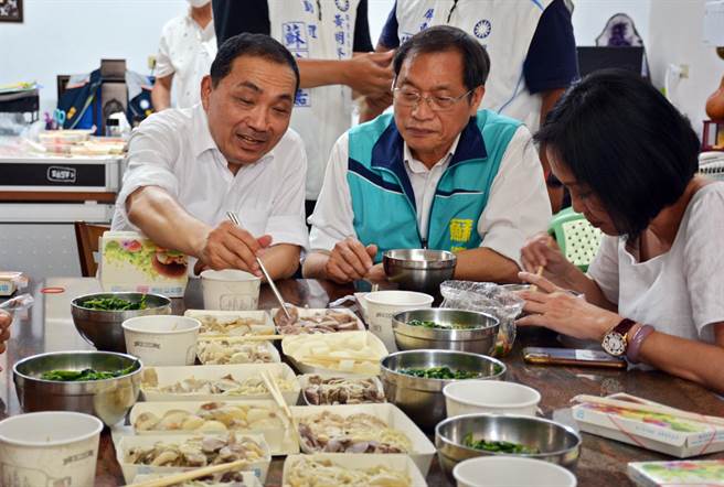 侯友宜品尝屏东美食。(林和生摄)
