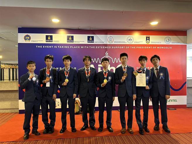 我在亚洲物理奥林匹亚竞赛获得国际第3名，左起潘柏熏、张诚光、锺佳聿、徐子翔、王兆国、张亚诚、陈朋葳、彭明远。（教育部提供／林志成台北传真）