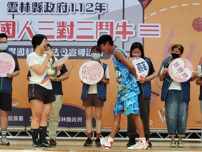 英语翻译蔡佳蓁宫公开对杰苏求婚，杰苏在惊讶中上台，但两人表情很甜蜜。（周丽兰摄）