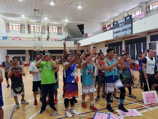 各国厂工为蔡佳蓁助阵。（周丽兰摄）