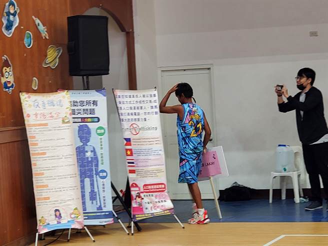 杰苏在惊讶之中上台，搞不清发生甚么事。（周丽兰摄）