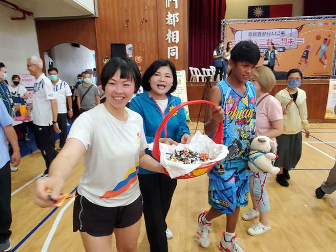云林县长张丽善（中）陪着准新人分送喜糖。（周丽兰摄）