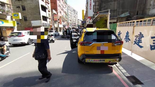 新北一名计程车司机昨(28)日下午2时许，将计程车停在泰山区明志路三段后准备下车，但他疑似未注意后来车，就直接从驾驶座打开车门，结果当场击落一辆机车，导致机车骑士以及后座乘客惨摔。(黄敬文翻摄)
