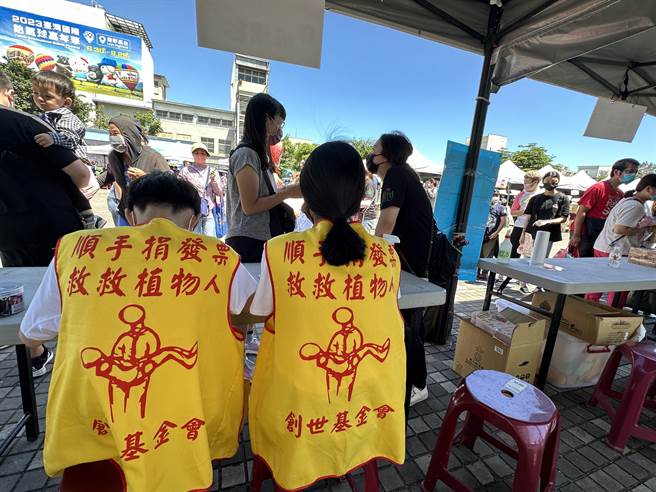 创世基金会台东院主办公益园游会今天登场，不少学子牺牲假日担任志工。（蔡旻妤摄）
