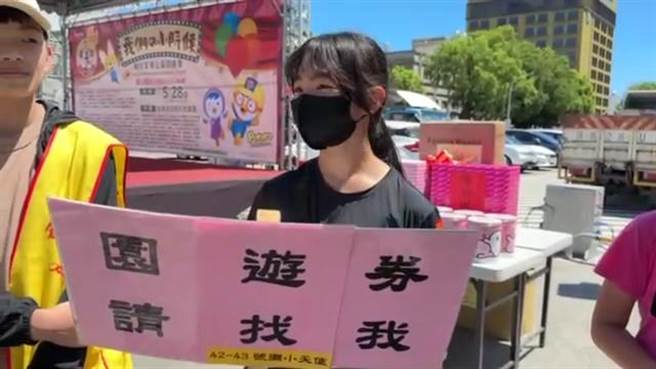 创世基金会台东院主办公益园游会今天登场，不少学子牺牲假日担任志工。（蔡旻妤摄）