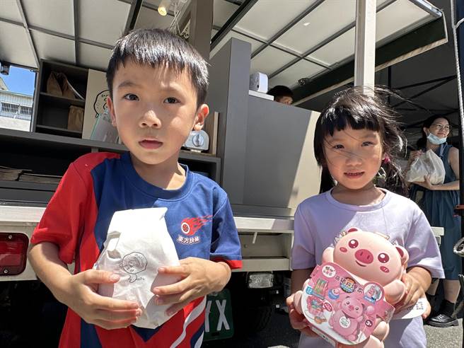创世基金会台东院主办公益园游会今天登场，孩子终于买到排队美食。（蔡旻妤摄）