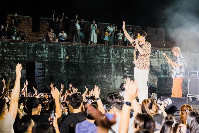 台上艺人与台下观眾互动。(屏县府提供)