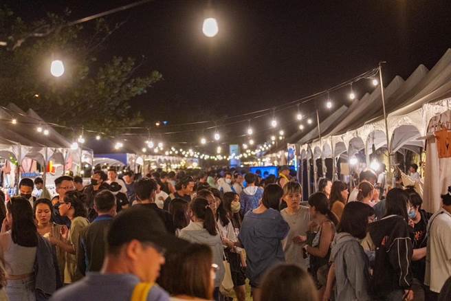 许多家长带着小孩一同前往活动会场，享受音乐、微风与艺术的共鸣飨宴。(屏县府提供)