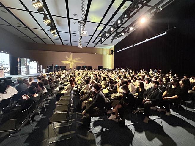 颁奖典礼现场，有许多入围学生出席。（崔正纲摄）