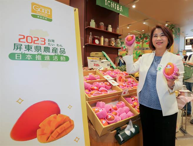 屏东县长周春米日本Summit store连锁超市行销芒果。(屏县府提供)