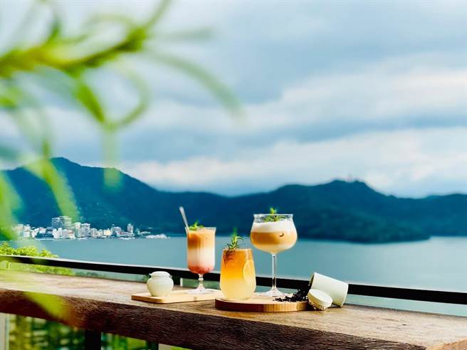 「第二晚半价！加赠下午茶」专案，可享第二晚半价，加送日月潭最美湖景咖啡厅双人下午茶套餐。示意图。(承亿文旅提供)