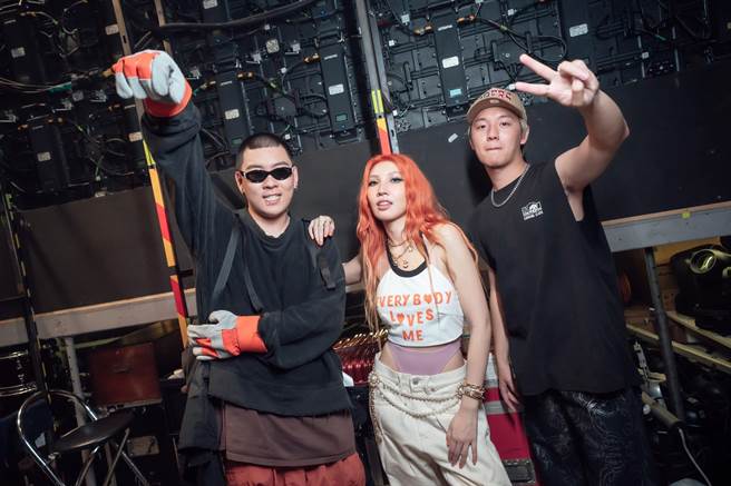 Karencici昨开唱，（左）Rex与Quanzo站台。（宽宏艺术提供）