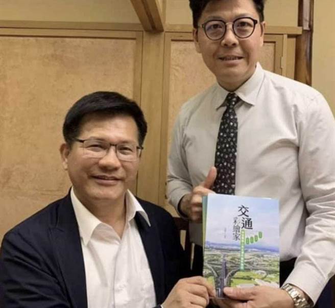 总统府秘书长林佳龙（左）先前称不认识诈团主嫌曾国纬（右），不过民眾党立委陈琬惠28日再爆，林不只过去和曾饮酒作乐，还「称兄道弟」题字赠书。（摘自陈琬惠脸书）