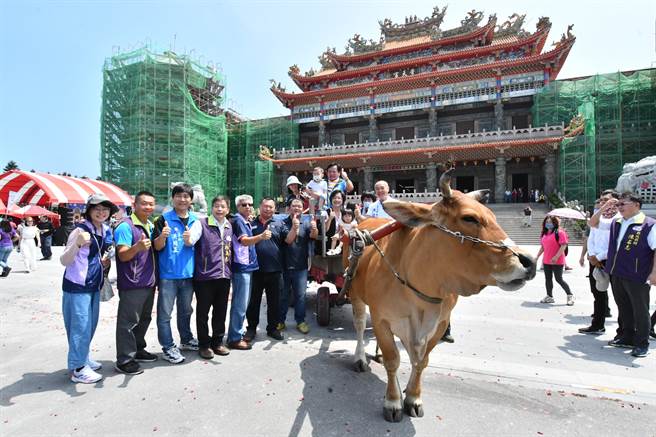 彰化县政府在芳苑乡普天宫前广场举办国际海牛文化节。（彰化县府提供／孙英哲彰化传真）