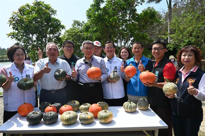 民眾党主席柯文哲（左四）参访造桥乡南瓜节。（李京升摄）