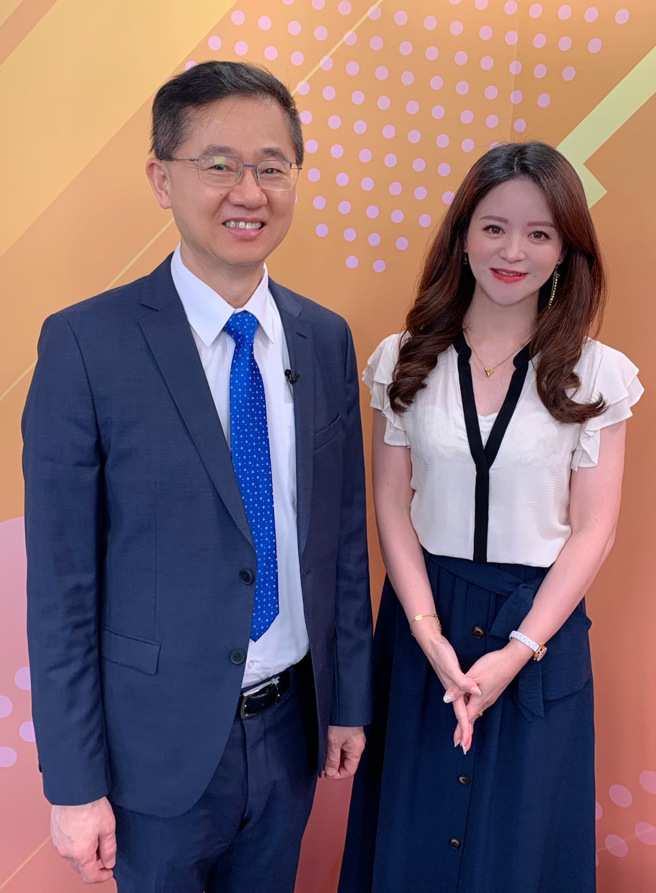 台湾运彩总经理林博泰（左）上时来运转节目，与主持人尉迟佩玉谈运彩眉角。（林胜发摄）