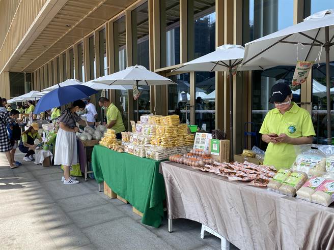 山上区农会今天举办推广凤梨暨青农公益市集，吸引许多民眾採买。（曹婷婷摄）