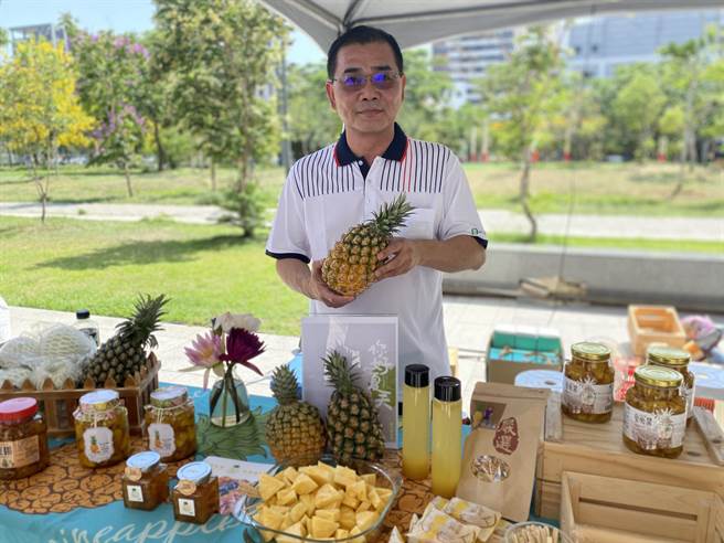 山上区农会总干事许弘霖指出，甜蜜蜜即使青皮也很好吃，尤其今年雨水少，品质更好。（曹婷婷摄）