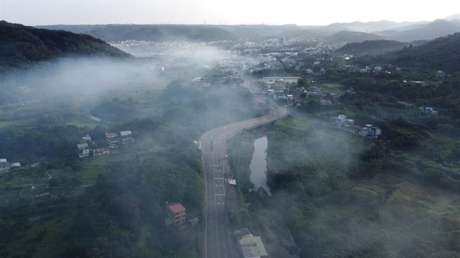 关西一家化工厂28日上午因挥发性有机物质散逸，环保局现场稽查发现数值远超参考值，将因未即时通报对该化工厂开罚。（关西镇环境守护协会提供／邱立雅竹县传真）