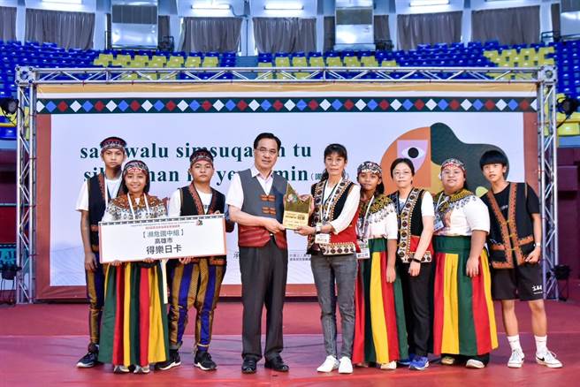夷将．拔路儿颁奖给濒危语别国中组冠军-茂林国中得乐日卡（茂林鲁凯语）。（黄敬文翻摄）