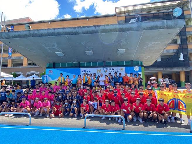 新北市远东狮子会携手台北市好事达狮子会，与新北市议员王威元共同举办『2023远东狮子足迹杯』国中足球邀请赛，邀请6支国中足球队展开对决。（黄敬文翻摄）