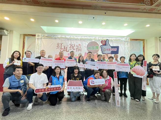 桃园市府携手在地6大宫庙推广女性月经平权，齐呼女性月经来也可以拜拜。（吕筱蝉摄）	